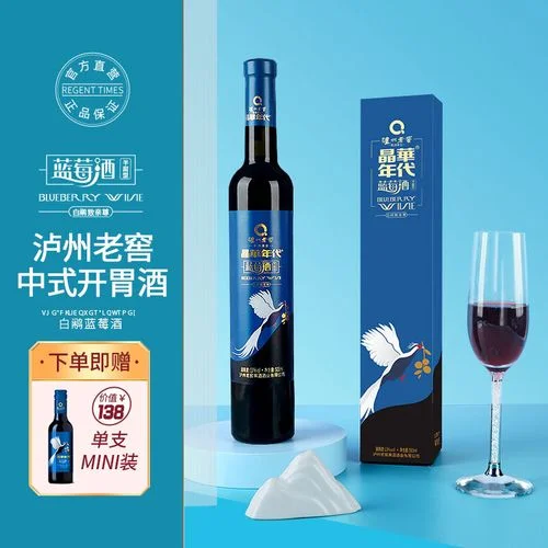一杯晶莹剔透的泸州老窖浓香型白酒与背景中传统的黄泥老窖池，展现白酒酿造的传统与匠心_1