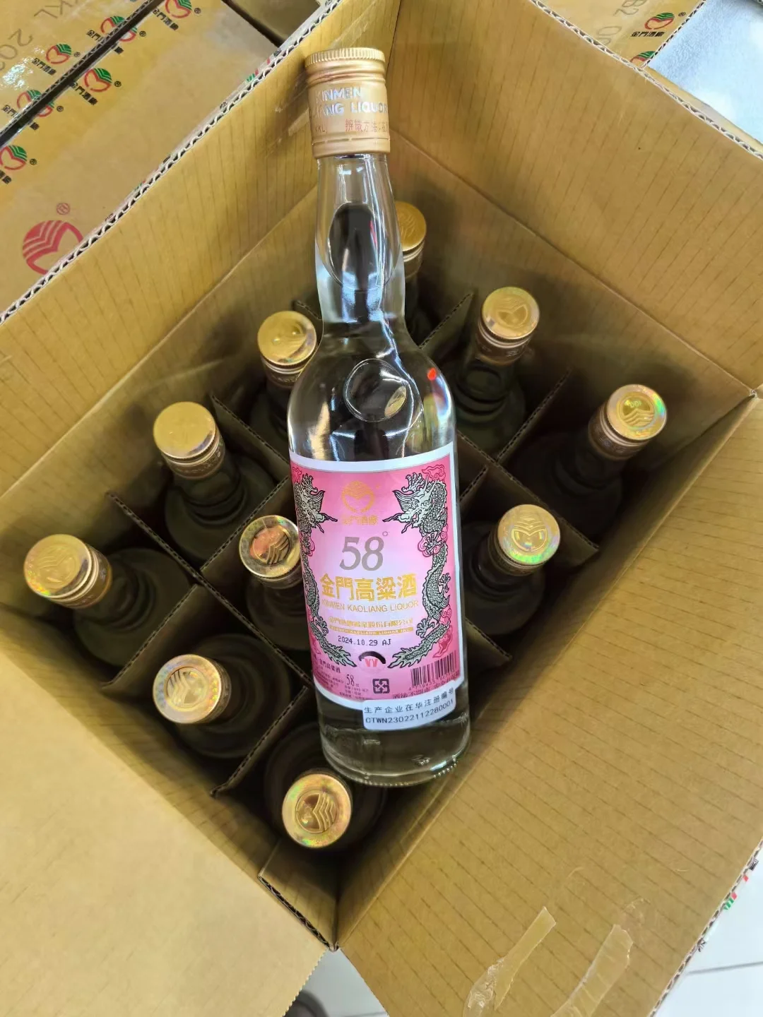 超市货架背景下，两个玻璃杯对比展示：一杯为纯粮高粱酒的微黄清澈酒体，另一杯为无色透明疑似勾兑酒体，旁边散落着红高粱籽。_1