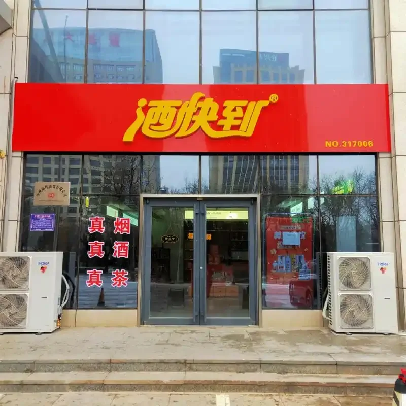 资深酿酒师教你辨别白酒真假：工作台上两瓶茅台对比，使用放大镜、紫光灯等工具检测细节。_1