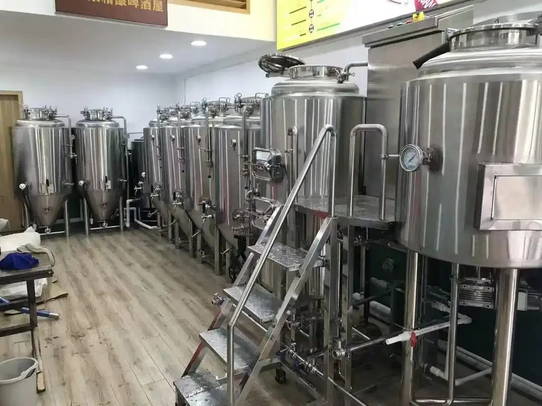 新疆酿酒坊内的不锈钢啤酒酿造设备，展示糖化锅和发酵罐的管路连接细节_1