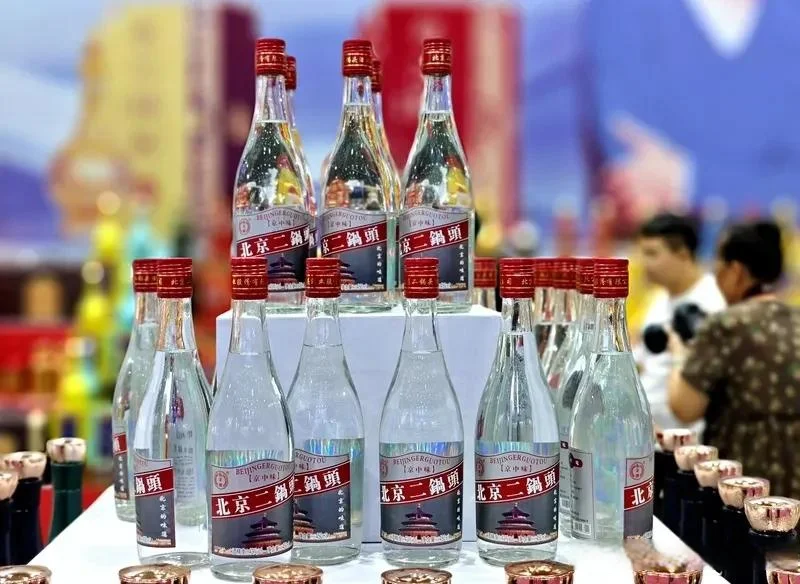 不同年份的白酒摆放在木质酒柜上，展示白酒的陈化与收藏场景_1