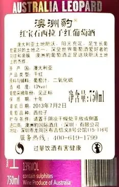 新旧两瓶红葡萄酒与一杯红酒的静物特写，展示葡萄酒的陈年与品鉴场景_1