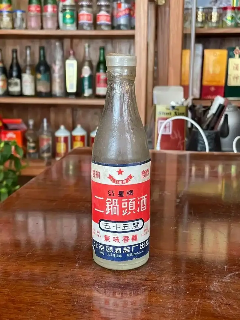 普通白酒收藏实景展示：木质酒柜上存放着汾酒、西凤酒等经典大众白酒，并配有温湿度计。_1