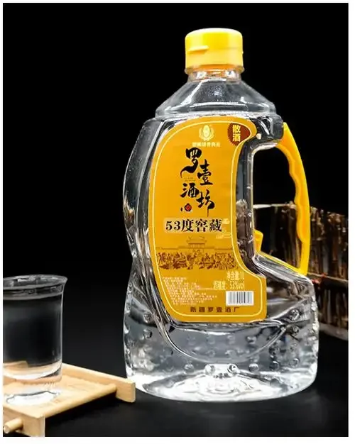 传统陶坛酒窖内部实景，展示纯粮白酒的窖藏环境与密封陶坛细节_1