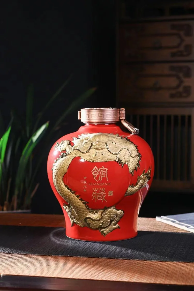 酿酒师在酒窖中仔细检查不同材质的酒坛，评估其釉面与工艺_1
