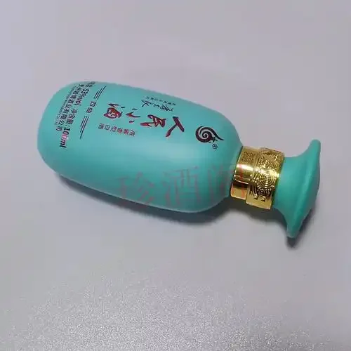 六盘水山区传统酿酒作坊场景：老师傅在云雾缭绕的高原晾堂上翻动酒醅，背景是酿酒设备和远山，展现当地独特的酿酒环境与工艺。_1