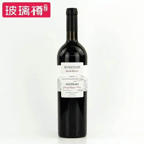 一瓶格鲁吉亚Mukuzani红酒与黑莓摆放在木桌上，背后是传统陶罐的虚化影像。_1