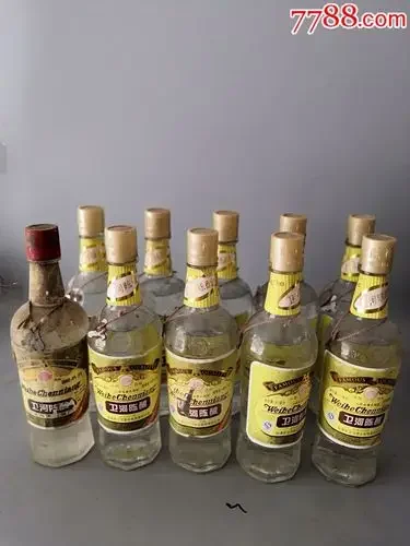一瓶卫河陈酿酒与收藏鉴定工具静物照，展现老酒的品相与收藏氛围_1