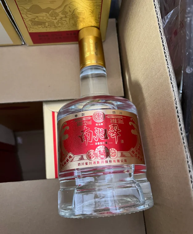 GB/T 27588露酒与纯粮白酒实物对比图，背景为酿酒粮食_1