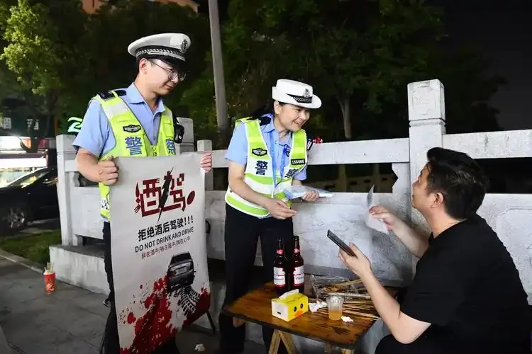 酒驾事故现场示意图，重点展示车辆损坏与拨打报警电话的正确应对动作_1