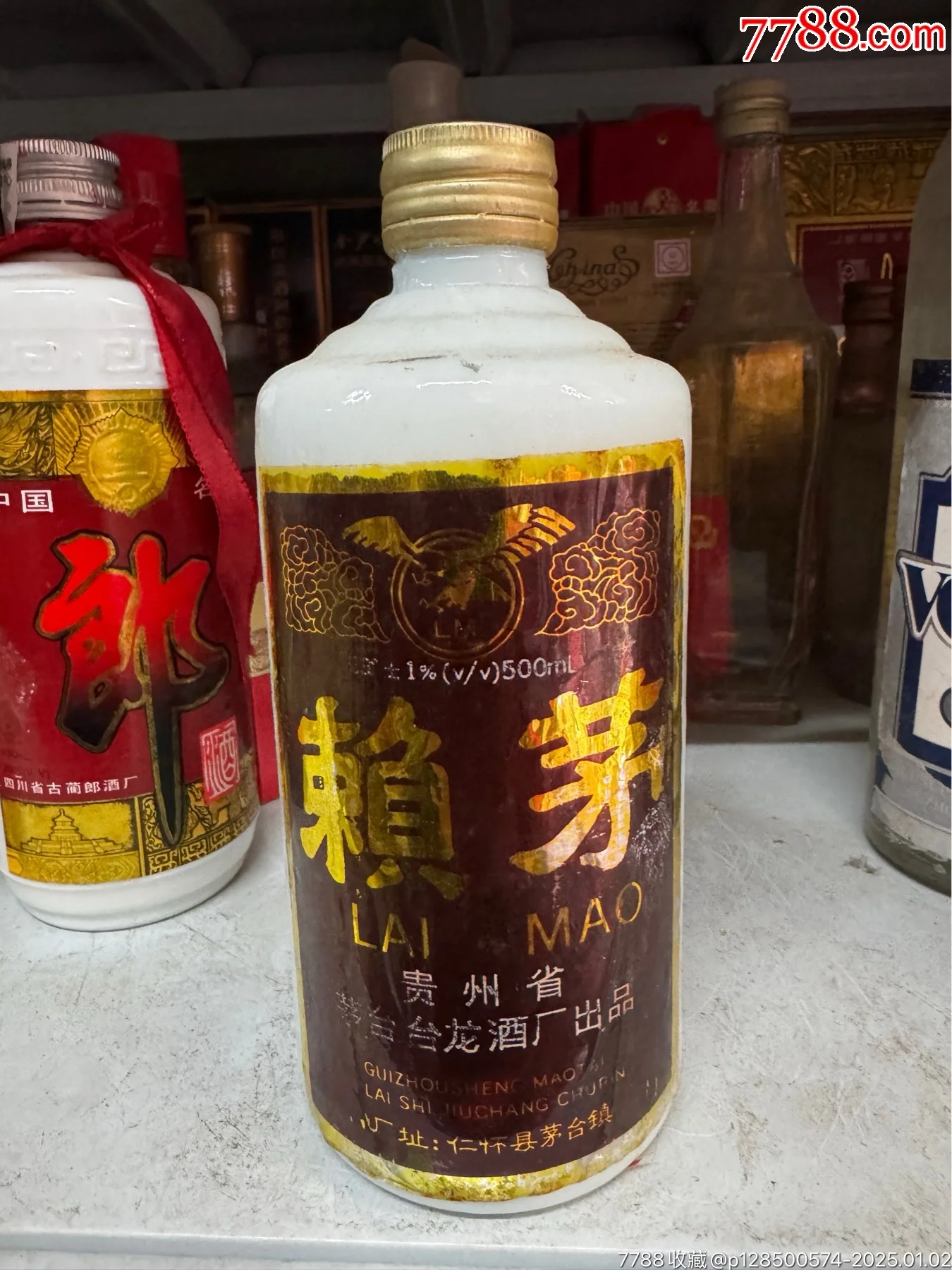 三年前的白酒倒入酒杯的特写，展示其清澈微黄的酒体与陈化质感_1