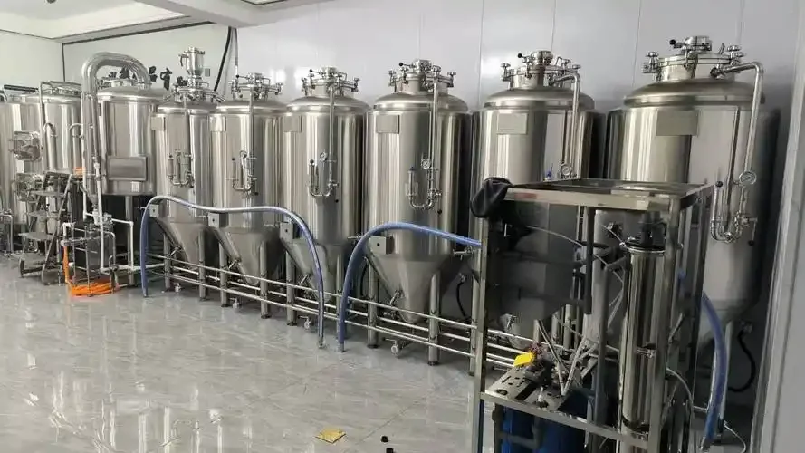专业不锈钢蒸汽酿酒设备在酒坊车间的实际摆放与连接示意图_1