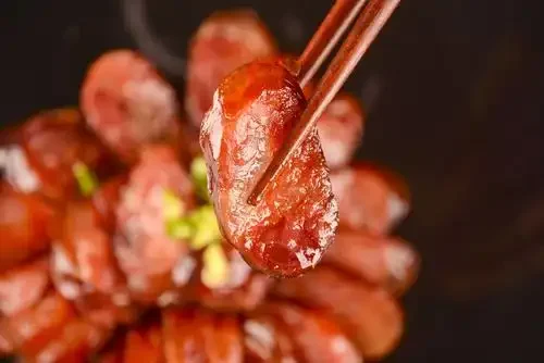 传统工艺胎盘泡酒实物展示：洁净玻璃罐中胎盘与药材浸泡在酒液中_1