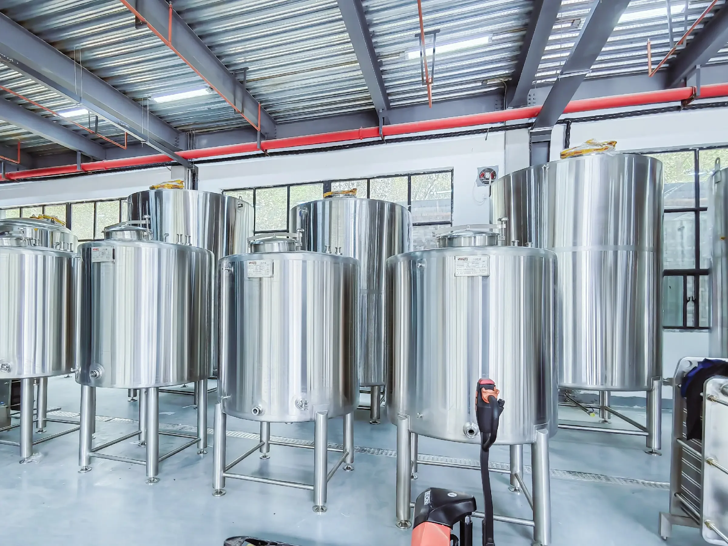 一套中小型不锈钢啤酒生产设备在洁净车间内的展示图_1