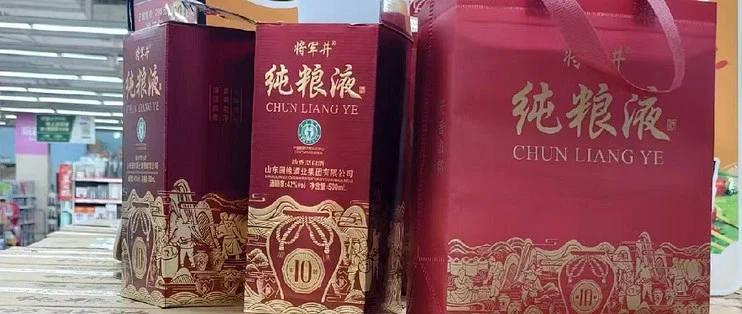 酿酒师检查浓香型白酒发酵窖池，展示传统手工酿造的核心环节_1