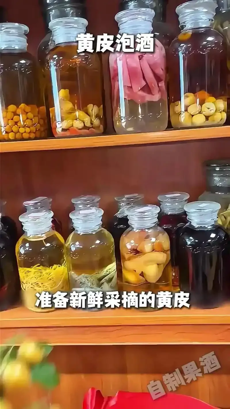 黄酒煮陈皮的实景图：一个古朴的陶炉上煨着冒热气的黄酒，里面漂浮着陈皮、红枣和枸杞，展现温暖滋补的养生场景。_1