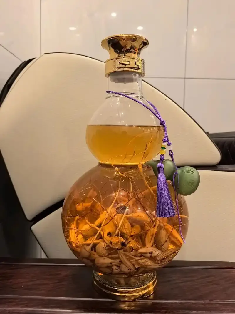 牛大力和枸杞在透明玻璃泡酒罐中浸泡的实拍图，展示家庭泡制养生酒的场景。_1