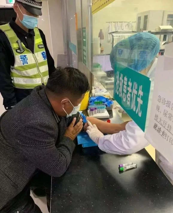 资深酿酒师在实验室讲解酒驾检测仪的工作原理，背景可见酿酒设备和化学方程式_1