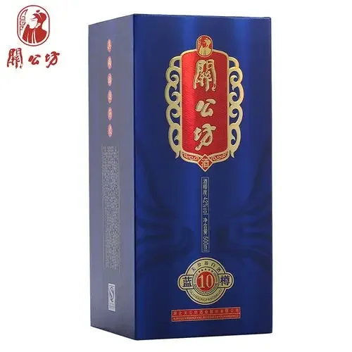 关公坊酒酒瓶与高粱、小麦等酿酒粮食静物摄影，展示其纯粮酿造属性_1
