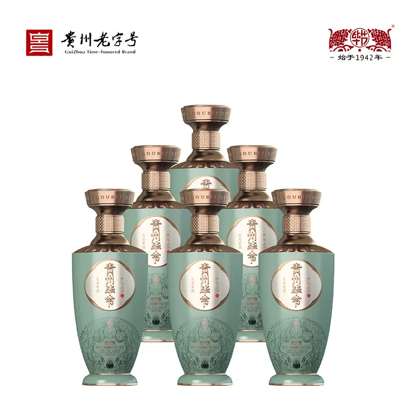 酿酒师傅在毕节大曲酒厂车间翻动蒸煮高粱，背景是泥窖和陶坛_1