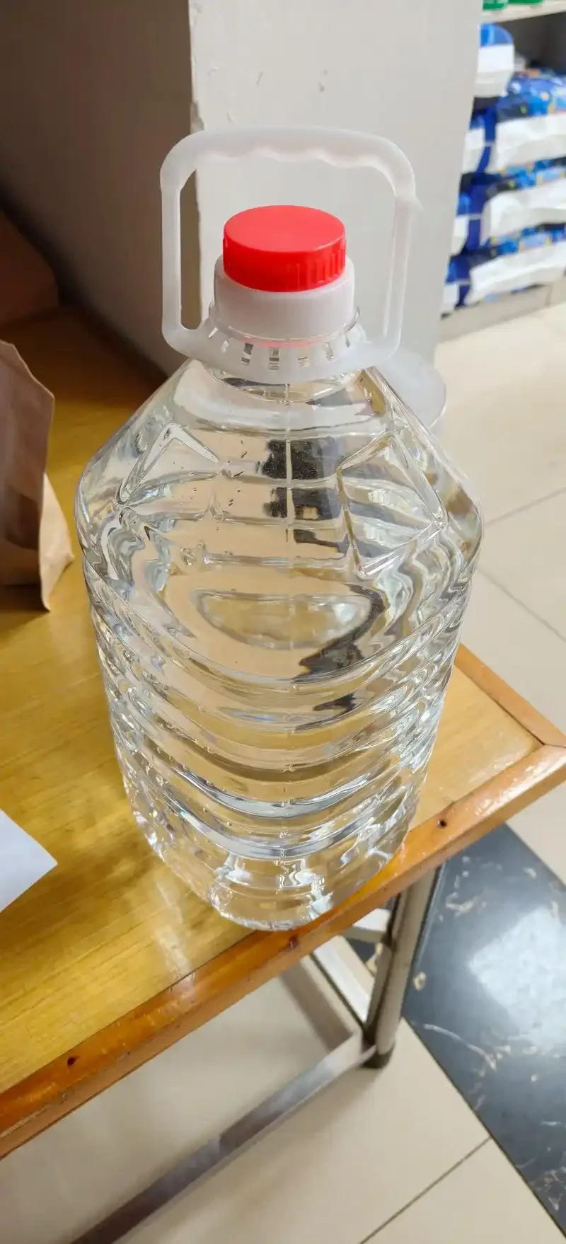 酿酒师正在手工挑选优质高粱，对比饱满的暗红色高粱粒与干瘪的次品高粱。_1