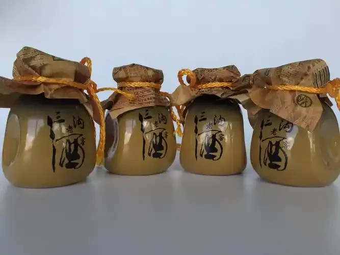 汾乡小坛酿酒所需的核心物料：陶坛、高粱、酒曲在传统环境下的静物展示_1