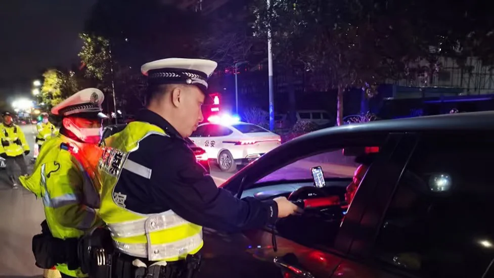酒驾处罚决定书与汽车钥匙、酒杯的特写，警示酒后驾驶的法律后果。_1