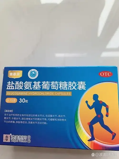 泡制药酒的药材与玻璃罐展示，包含当归、红花、杜仲等，酒液呈琥珀色。_1