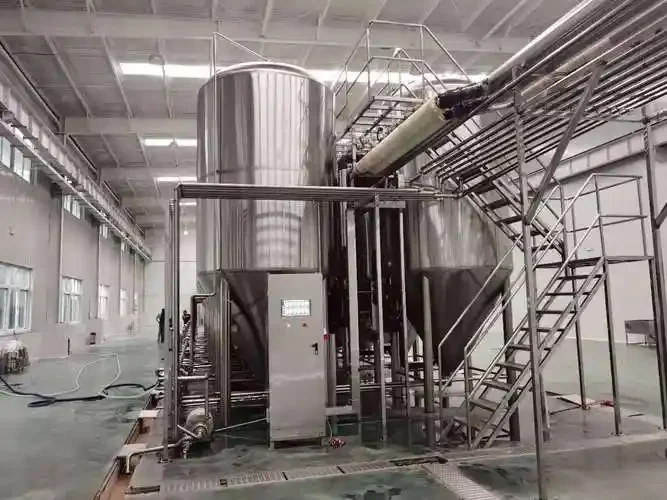北京酿酒师正在操作不锈钢精酿啤酒设备_1