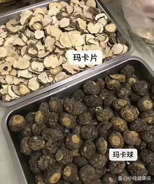 正在浸泡中的玛卡酒特写，展示玛卡根与琥珀色酒液的细节_1