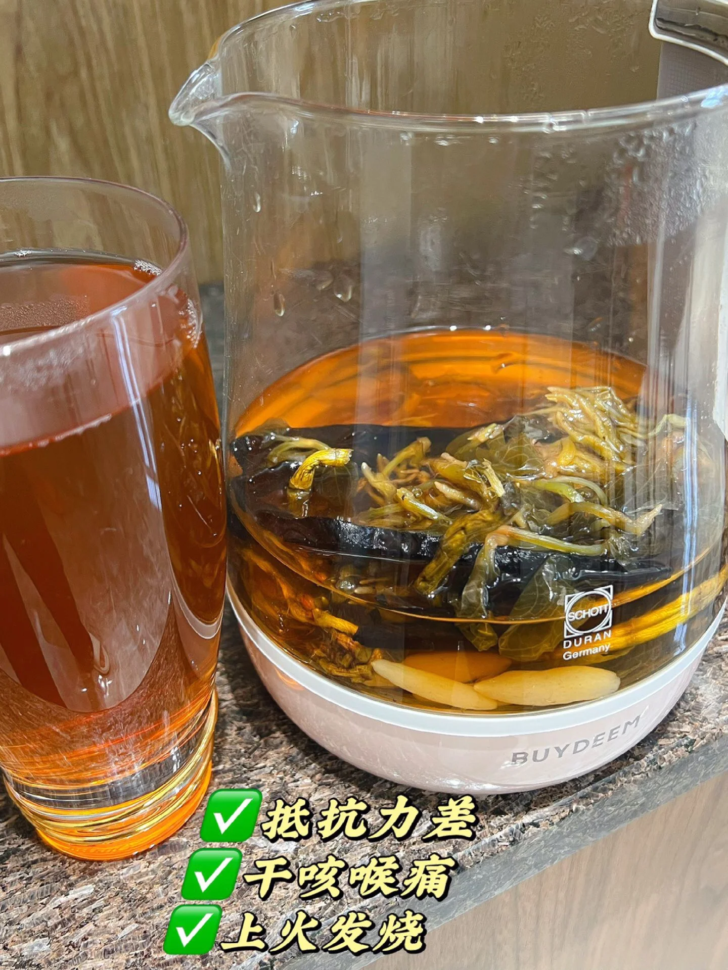 玻璃罐中金线莲在酒液中清晰可见，展示金线莲泡酒的真实状态_1