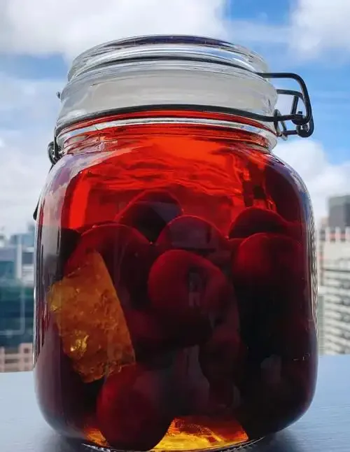 准备酿造樱桃酒的各种基酒与新鲜樱桃、冰糖的静物组合_1