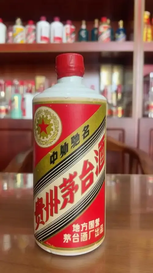 资深酿酒师视角下的白酒收藏场景：经典名酒与相关书籍在书桌上展示，突出文化与价值感_1