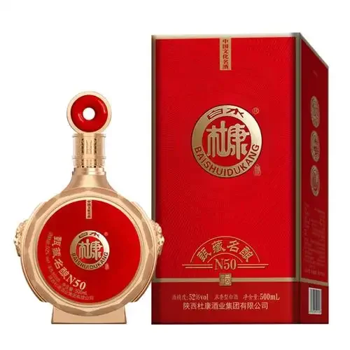 三种不同酒体的白酒在玻璃杯中呈现的清透质感，旁边有传统陶坛，用于说明好酒的视觉标准。_1
