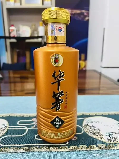 茅台镇酿酒师正在传统车间内翻动高温堆积发酵的酒醅，展现了酱香酒酿造的核心工艺环节_1