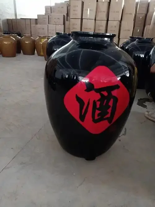 辽宁本地生产的传统陶制白酒酒坛，坛身古朴光滑，置于木桌上，旁边有高粱，展现酿酒文化氛围_1
