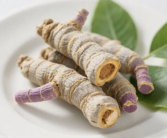 巴戟天泡酒色泽展示：玻璃瓶中琥珀棕红色的酒液与沉底的巴戟天根块_1