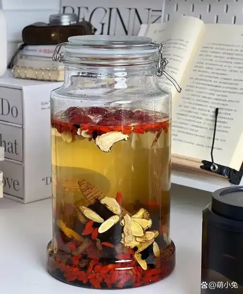 一个装有丹参、黄芪、山楂等药材的透明泡酒罐静物图，展示家庭制作软化血管药酒的常见配方材料。_1
