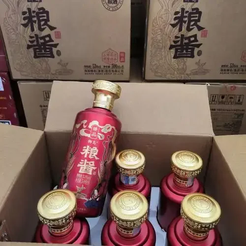 酿酒师在传统酒坊中展示真正粮食酒的挂杯与酒花特写_1