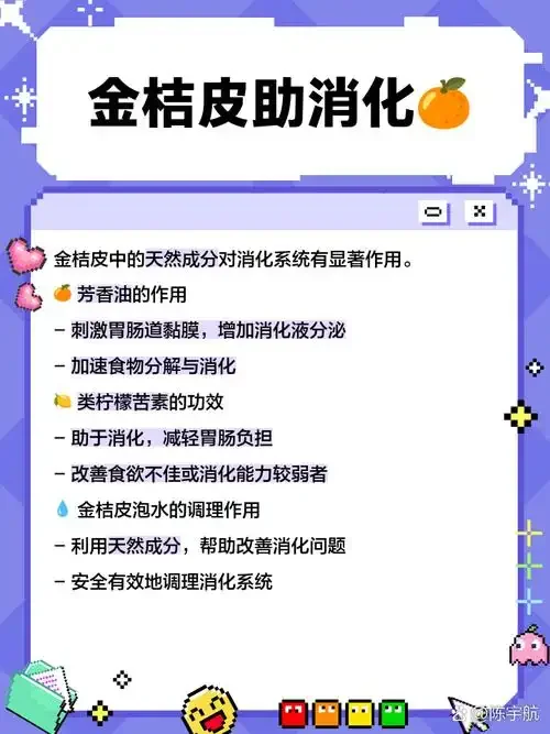 家庭自制金桔泡酒过程展示：透明玻璃罐中金桔与酒液交融，旁边摆放新鲜金桔。_1
