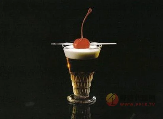 一杯经典的‘天使之吻’鸡尾酒特写，展示其完美的奶油与咖啡利口酒分层效果，搭配红樱桃装饰。_1
