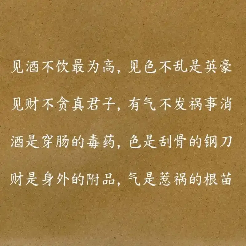 酿酒师在工作室中展示白酒，背景有酿酒工具，桌上有柠檬、薄荷等清新口气的食材。_1