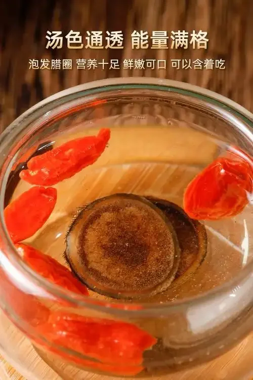 传统玻璃泡酒瓶内装有鹿茸、人参、枸杞等药材，展示经典的鹿茸药酒配方。_1