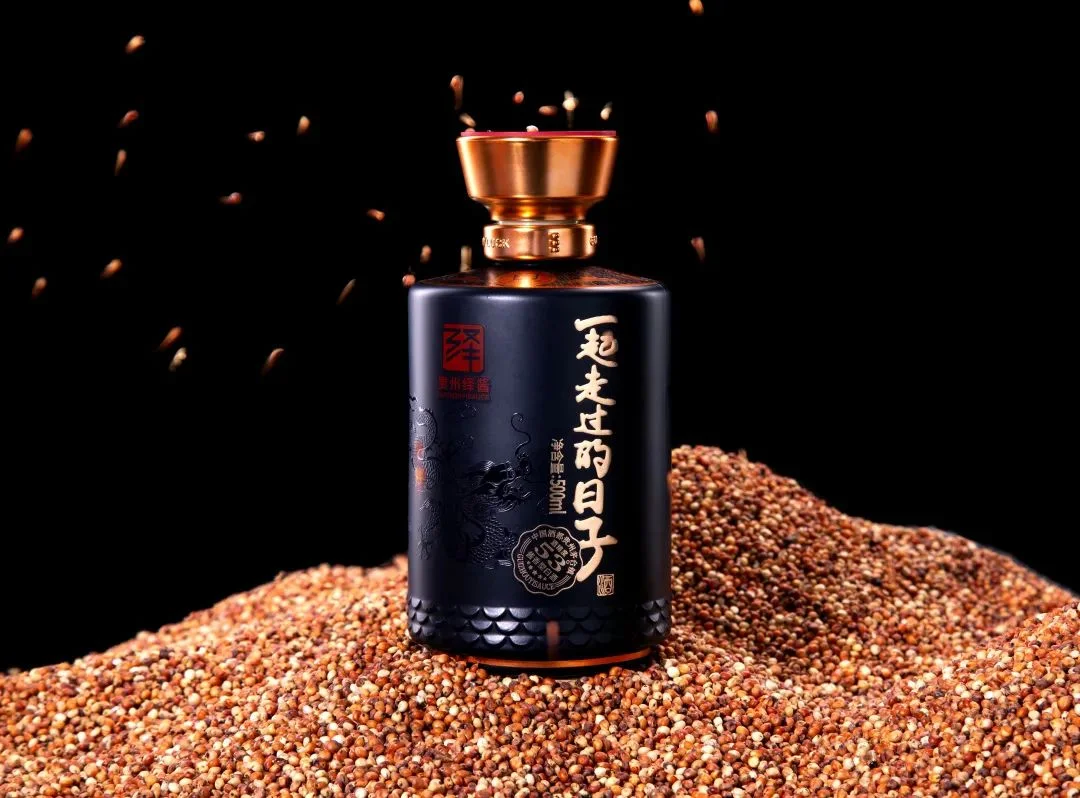 酿酒师手捧红缨子高粱，展示其粒小皮厚的独特质地_1