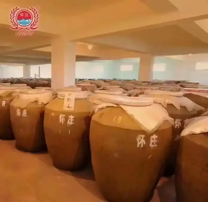 理想的酱酒储存环境展示：实木酒架上的陶瓷酒瓶与温湿度计_1