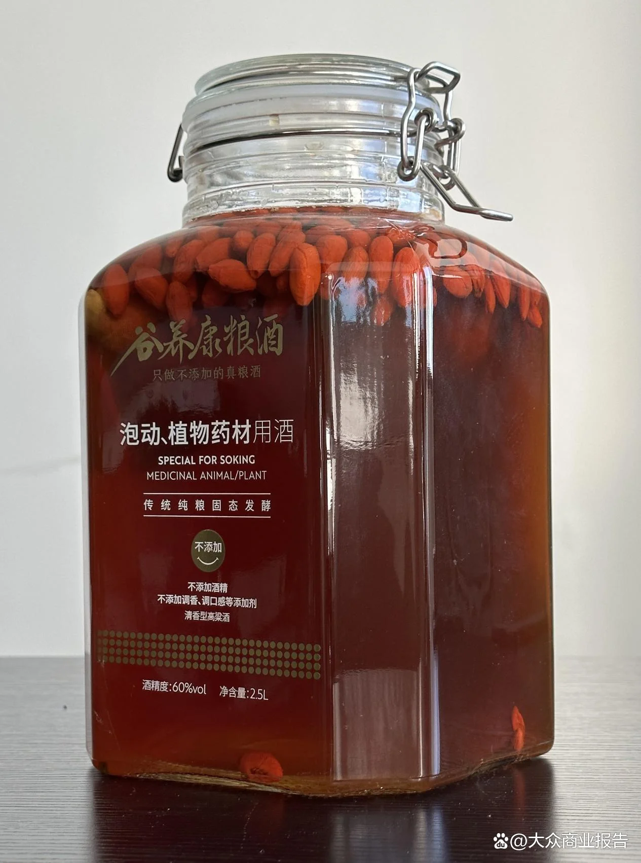 一个正在浸泡中的野生蜂窝泡酒玻璃罐特写，琥珀色酒液和蜂窝清晰可见。_1