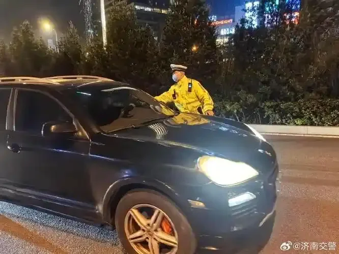 酿酒师视角的酒驾警示图：一杯白酒与司机头部模拟的酒精代谢时钟形成对比_1