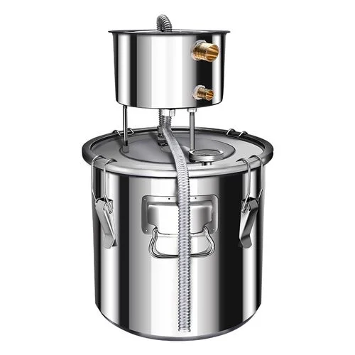 酿酒师在家庭厨房中安全操作微型不锈钢烧酒设备进行蒸馏_1