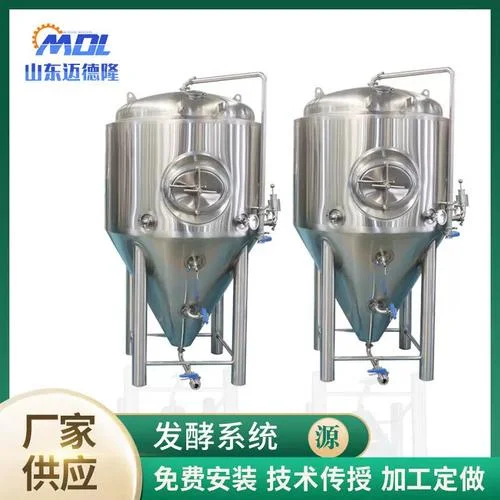 小型原浆啤酒酿造设备，不锈钢主体搭配玻璃发酵罐，展示家庭或小型工坊的酿造场景。_1