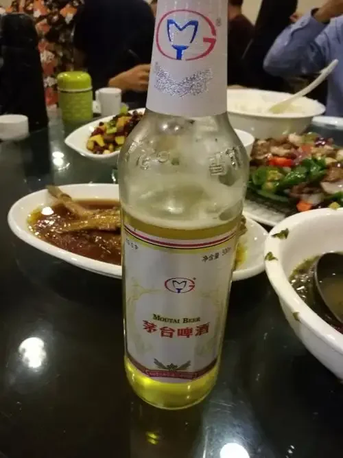 一瓶精致的至宝灵芝酒与灵芝干品、酒盅在传统中式桌面上_1